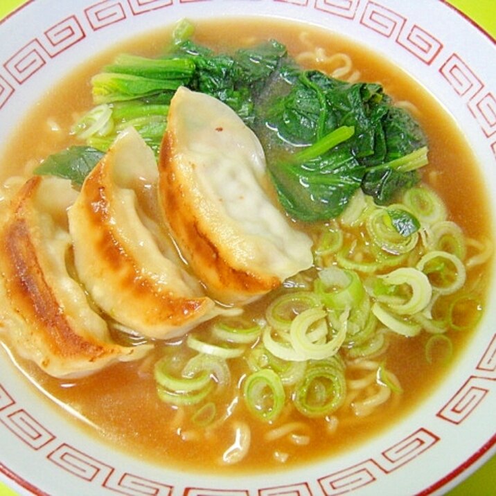 餃子とほうれん草の味噌ラーメン